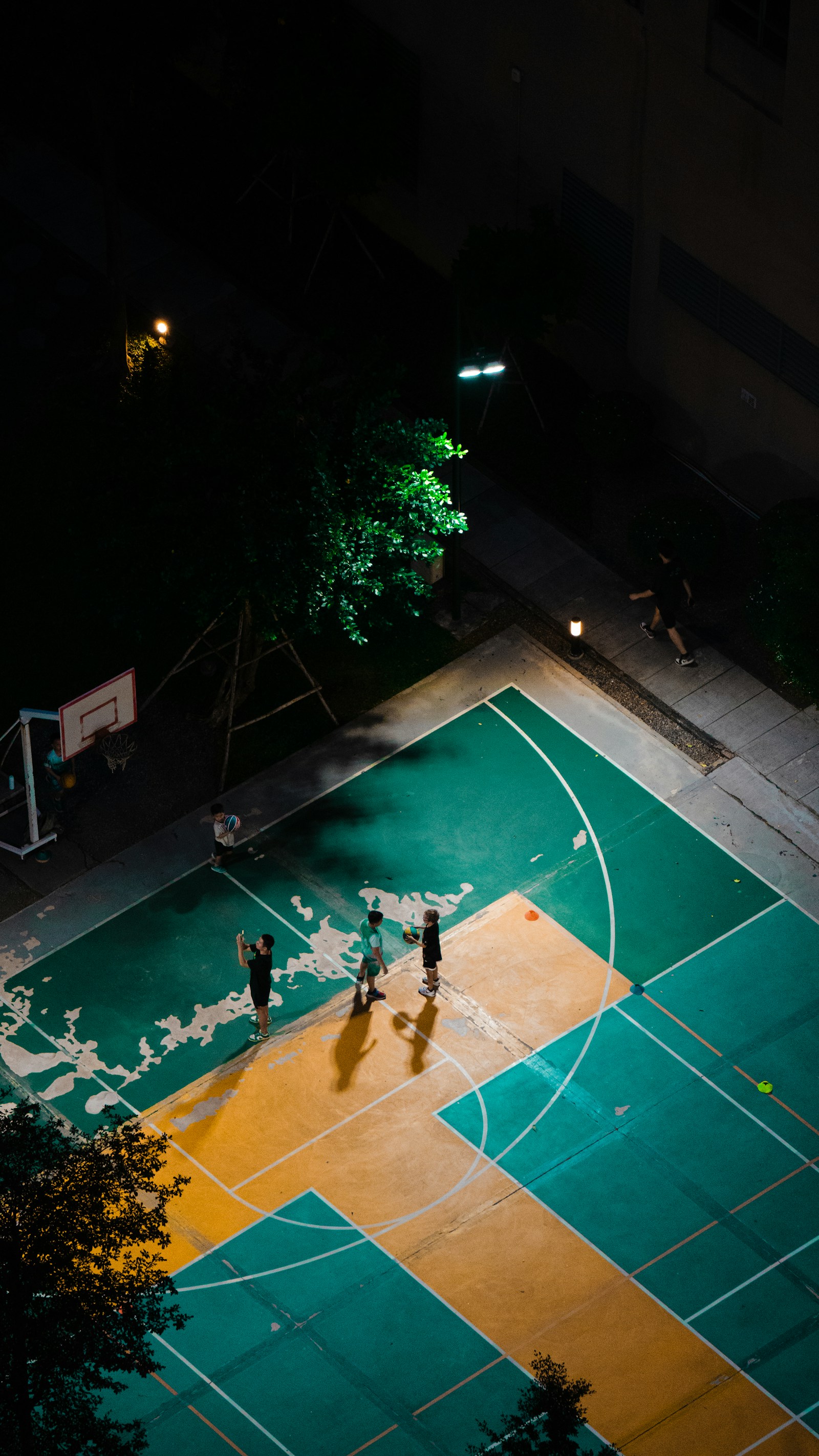 夜晚灯光下的篮球场